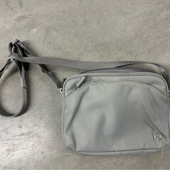 Lululemon everywhere Crossbody - Picture 1 of 5